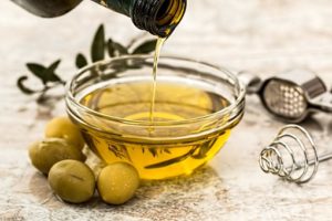 bol d'huile d'olive et olives vertes