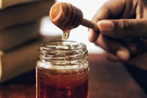 miel sur une cuillère en bois