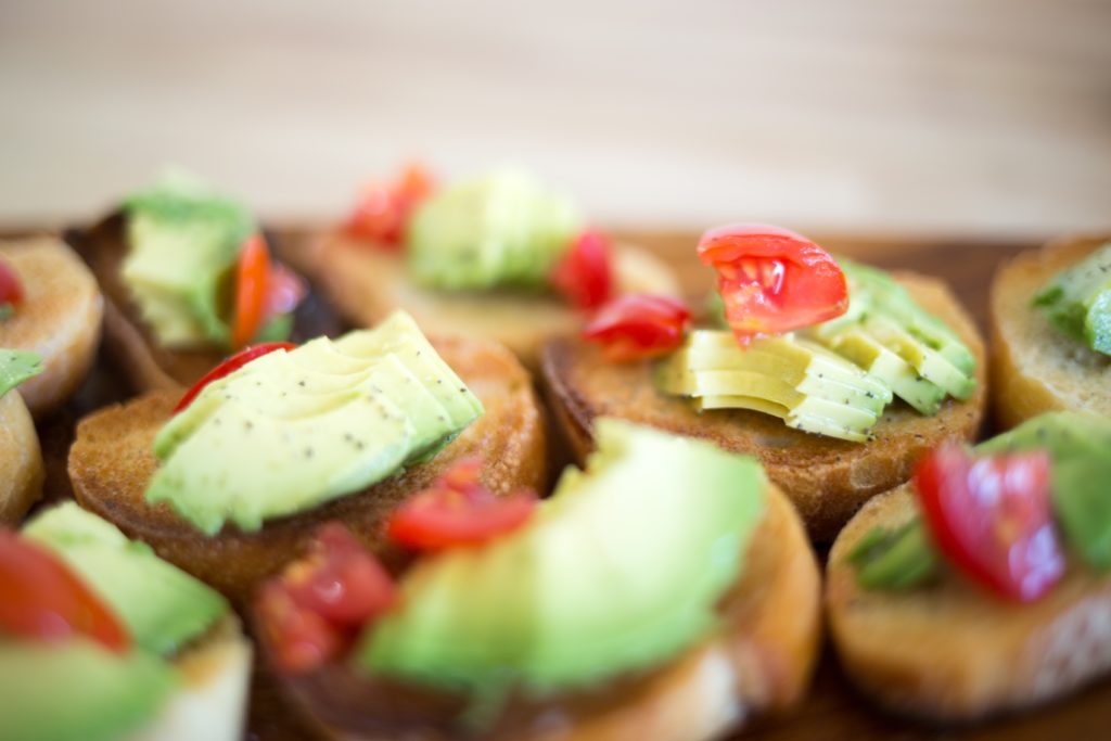 Toast d'avocat avec des tomates et du miel