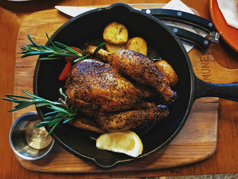 poulet fermier aux fines herbes et à l'hydromel