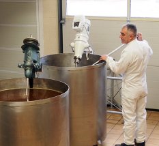 Fabrication du miel au Domaine Apicole de Chezelles