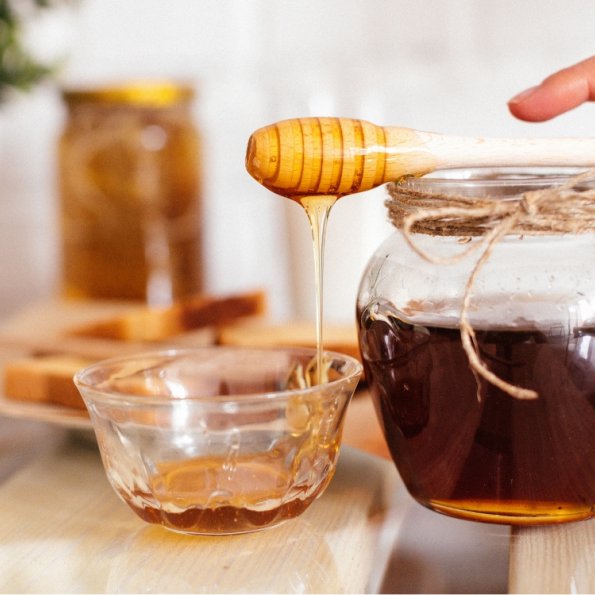 Pot de miel coulant dans un verre